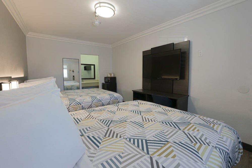 Deluxe Room, 2 Queen Beds, Non Smoking, Refrigerator & Microwave