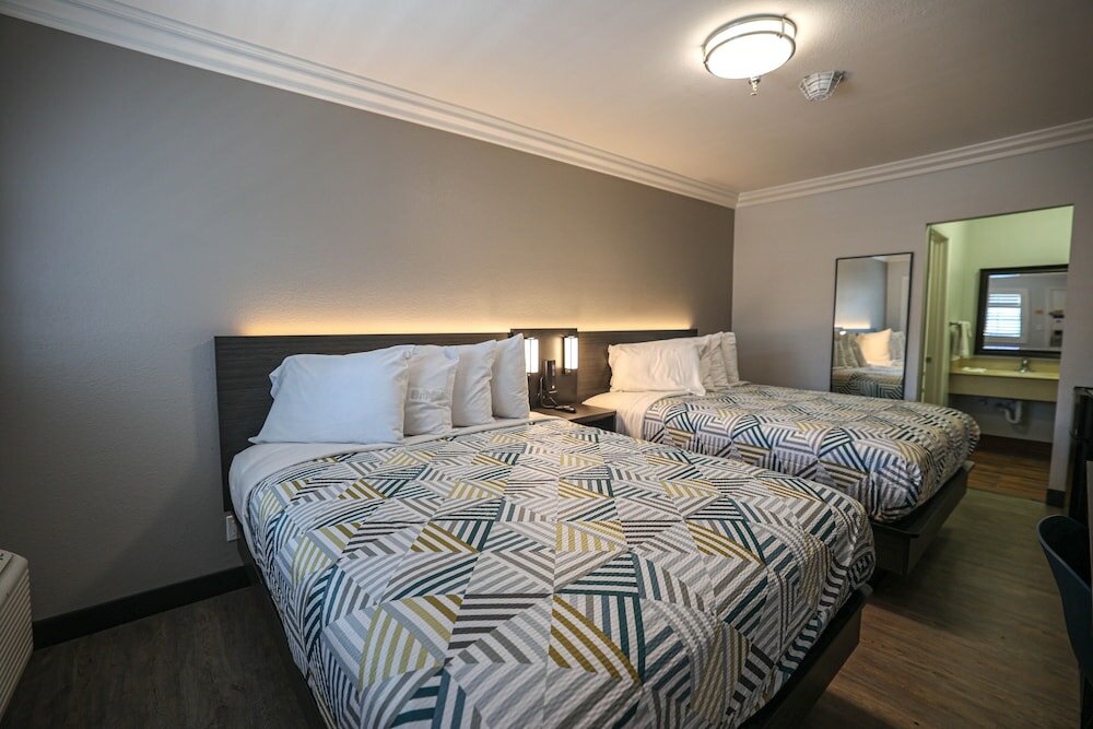 Deluxe Room, 2 Queen Beds, Non Smoking, Refrigerator & Microwave