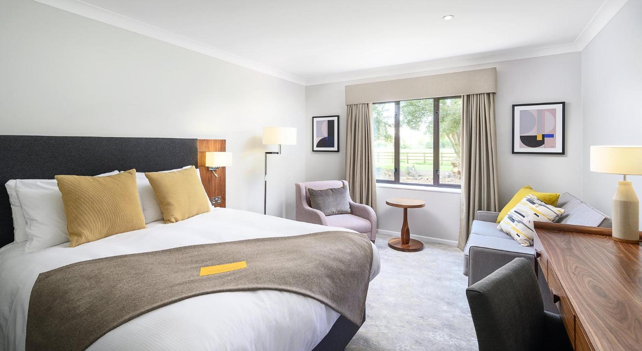 Standard Queen Room with Bath and Shower Combination