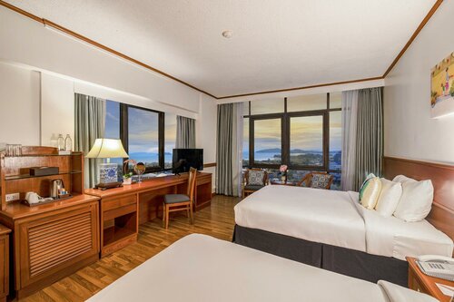 Premier Deluxe - Partial Sea View в Royal Phuket City Hotel