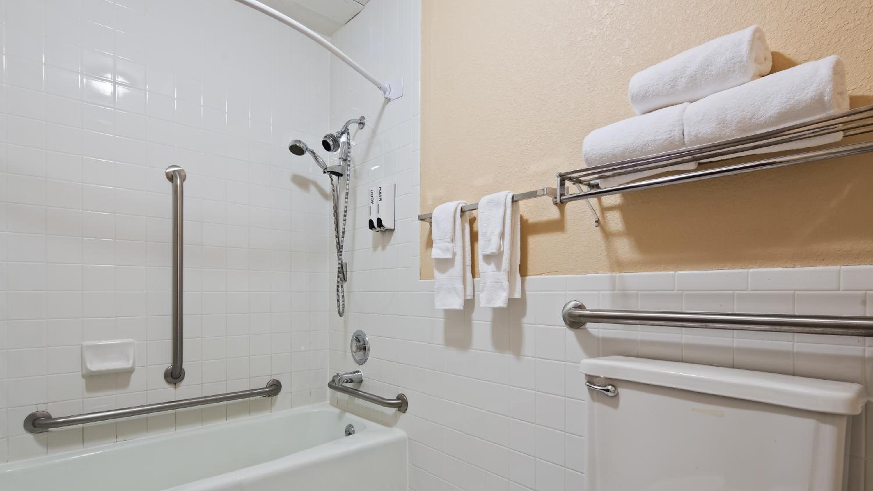 Queen Room with Bathtub w/Grab Bars - Mobility Accessible/Non-Smoking