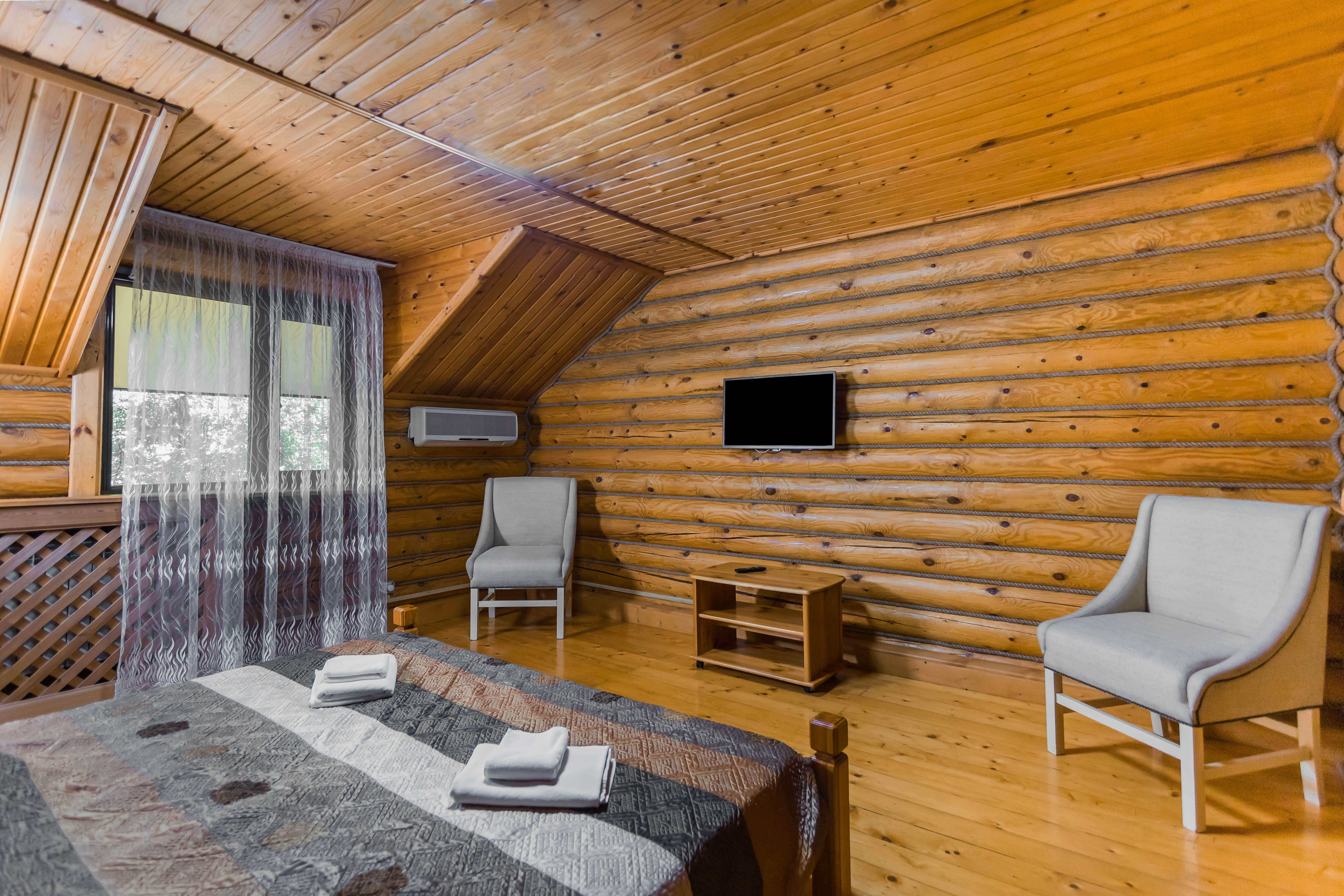 Двухэтажный "Дом Охотника" с 5-ю спальнями, беседкой и мангальной зоной