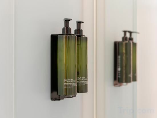 Quintuple Family Room