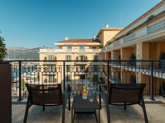 1 King Premium Room With Partial Sea View And Balcony