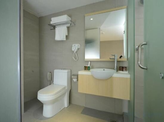 Standard Queen Room without Window