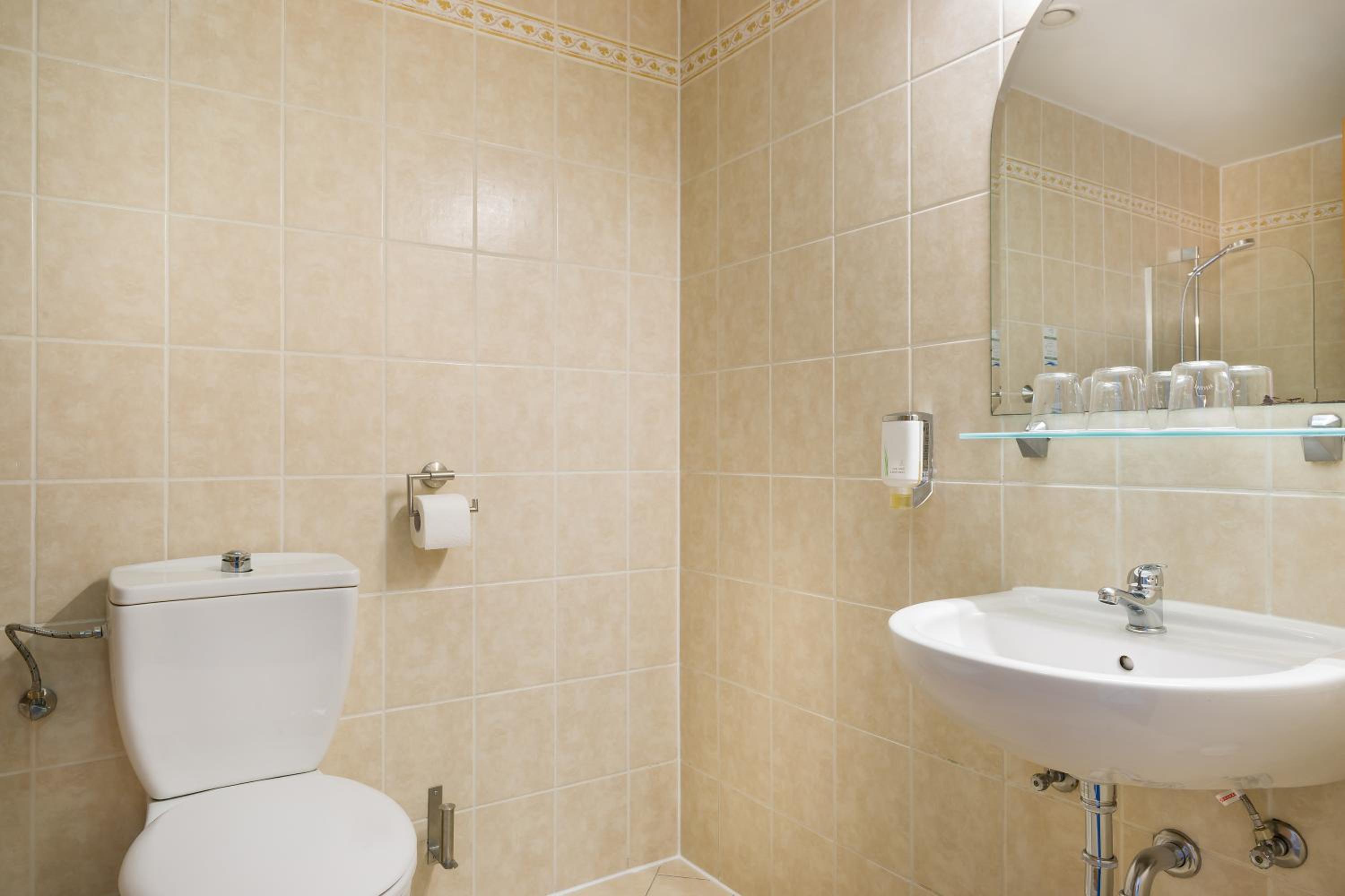 Standard Queen Room