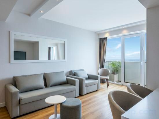 One Bedroom Suite High Floor Sea View