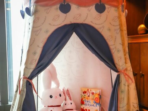 Alice In Wonderland Themed Suite Room King Bed в Mumian Beijing Daxing International Airport