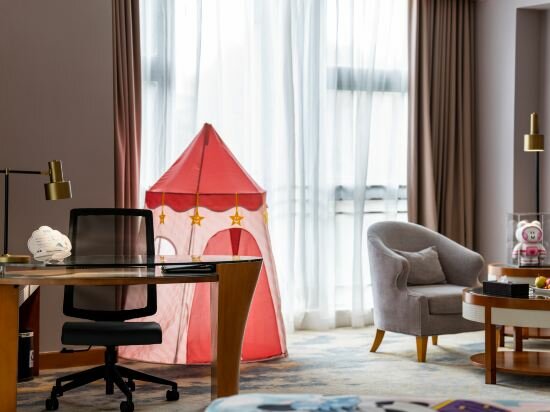 Family-friendly Family Room