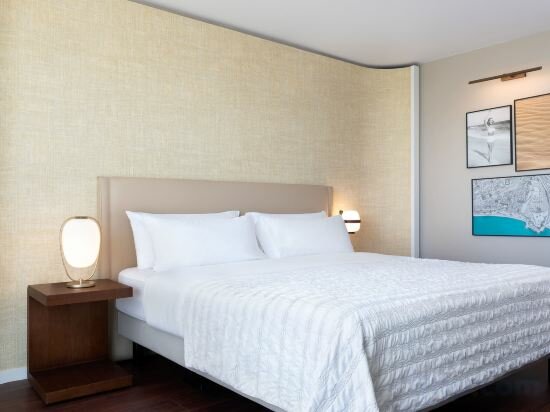 Deluxe King Room with City View