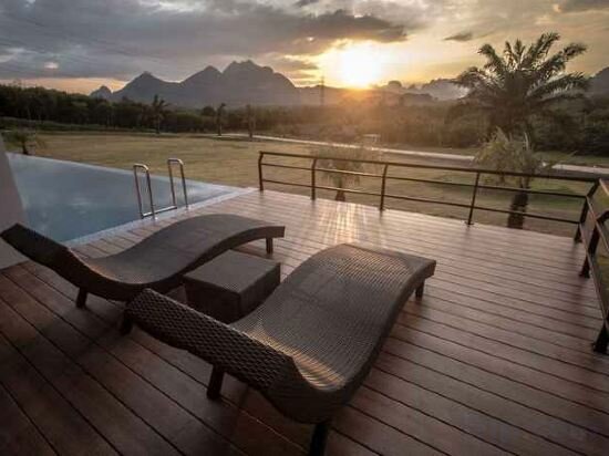 Deluxe Room with Pool Access