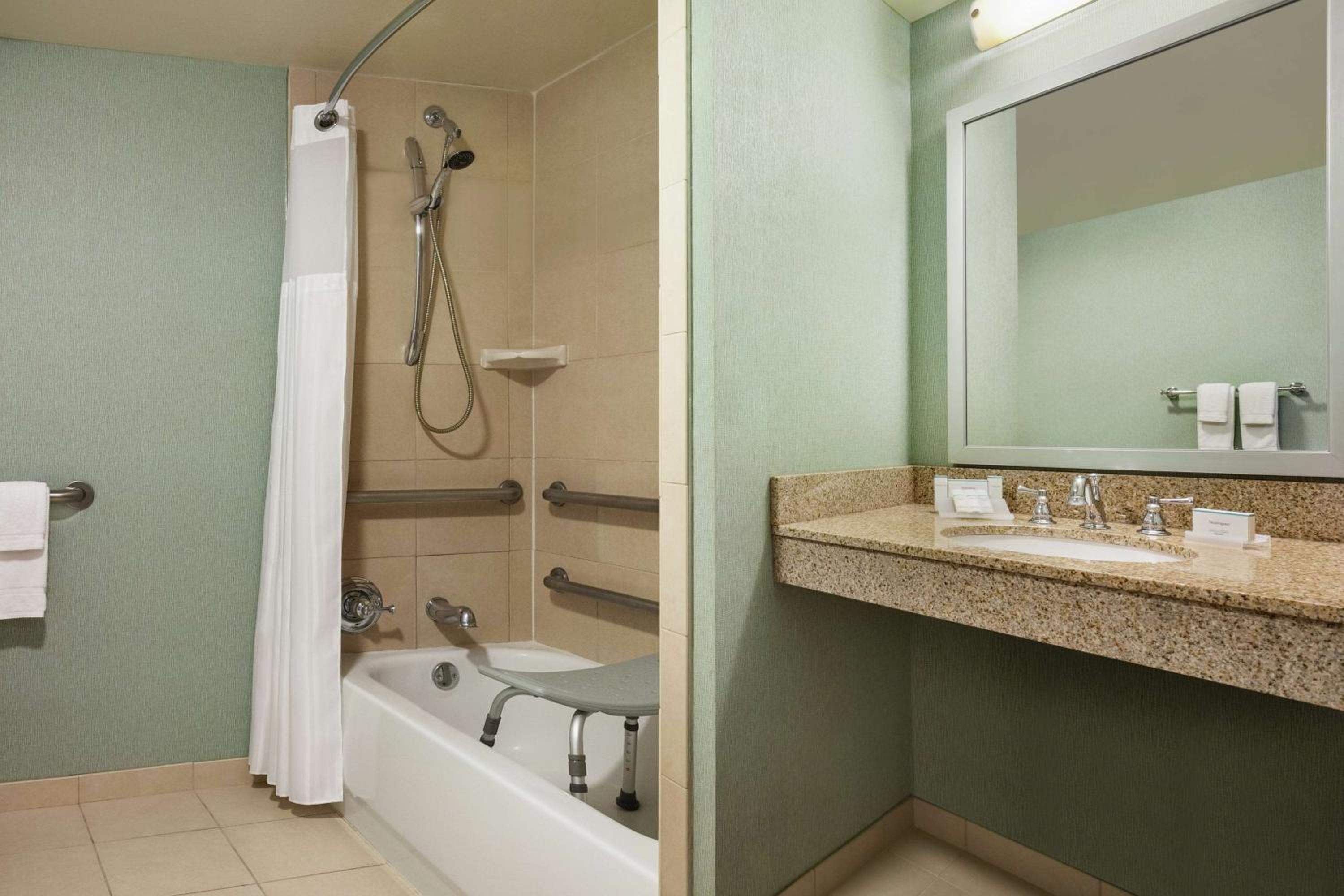 Premium Queen Room With Two Queen Beds And Roll-In Shower - Mobility Access