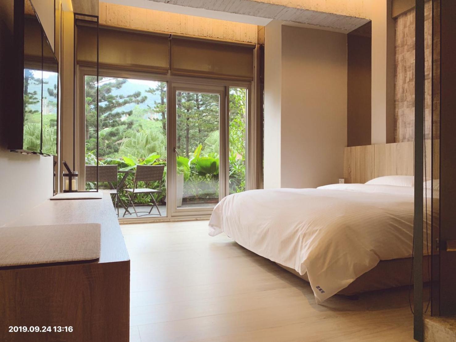 Queen Room with Garden View