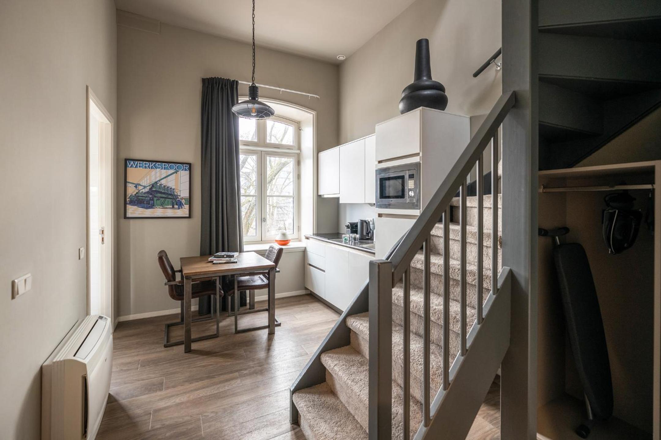 Extra Large Studio with Kitchen - Duplex