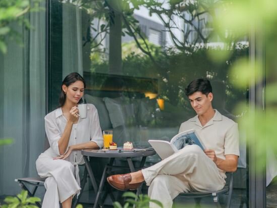 Deluxe Laguna Patio King 