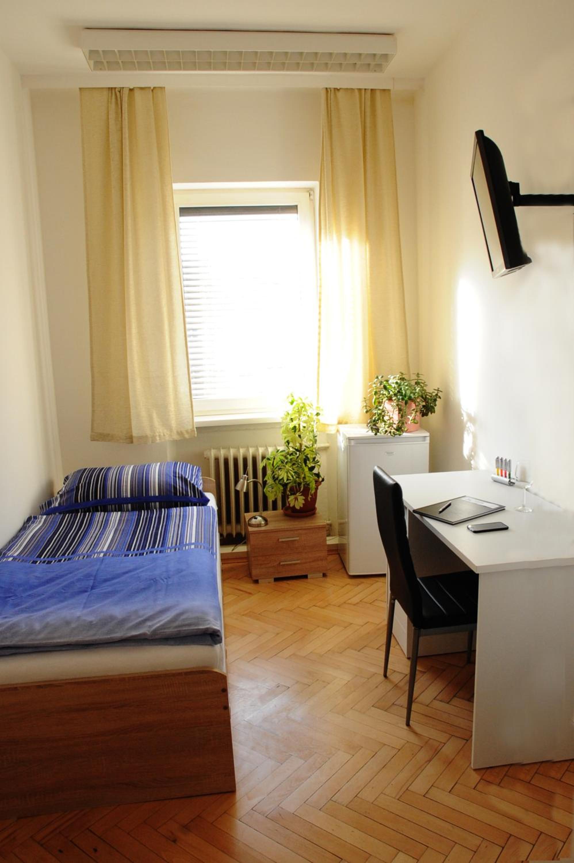 Budget Single Room with Shared Bathroom