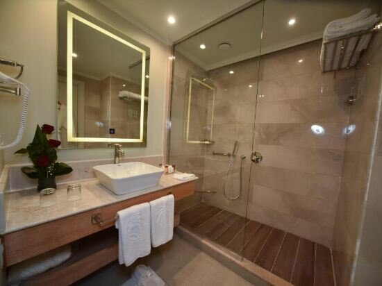 Triple Swim Up Room