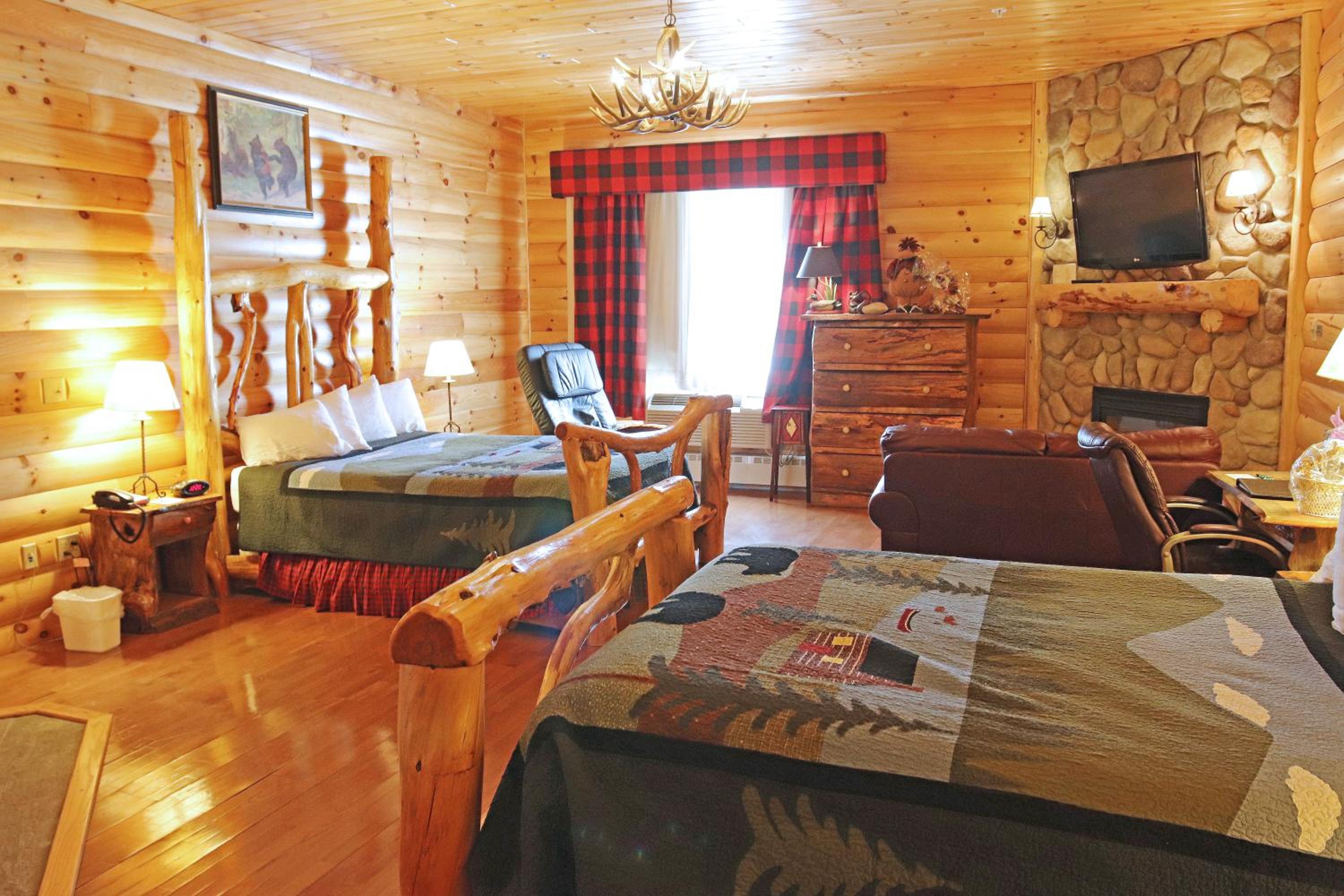 Queen Suite with Two Queen Beds, Bath Tub, Spa Bath and Fireplace - Disability/Non-Smoking