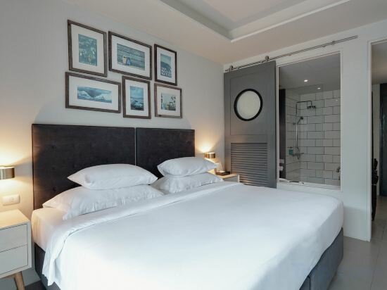 Deluxe Room With Pool View