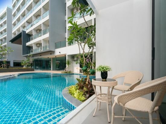 Junior Triple Suite Pool Access