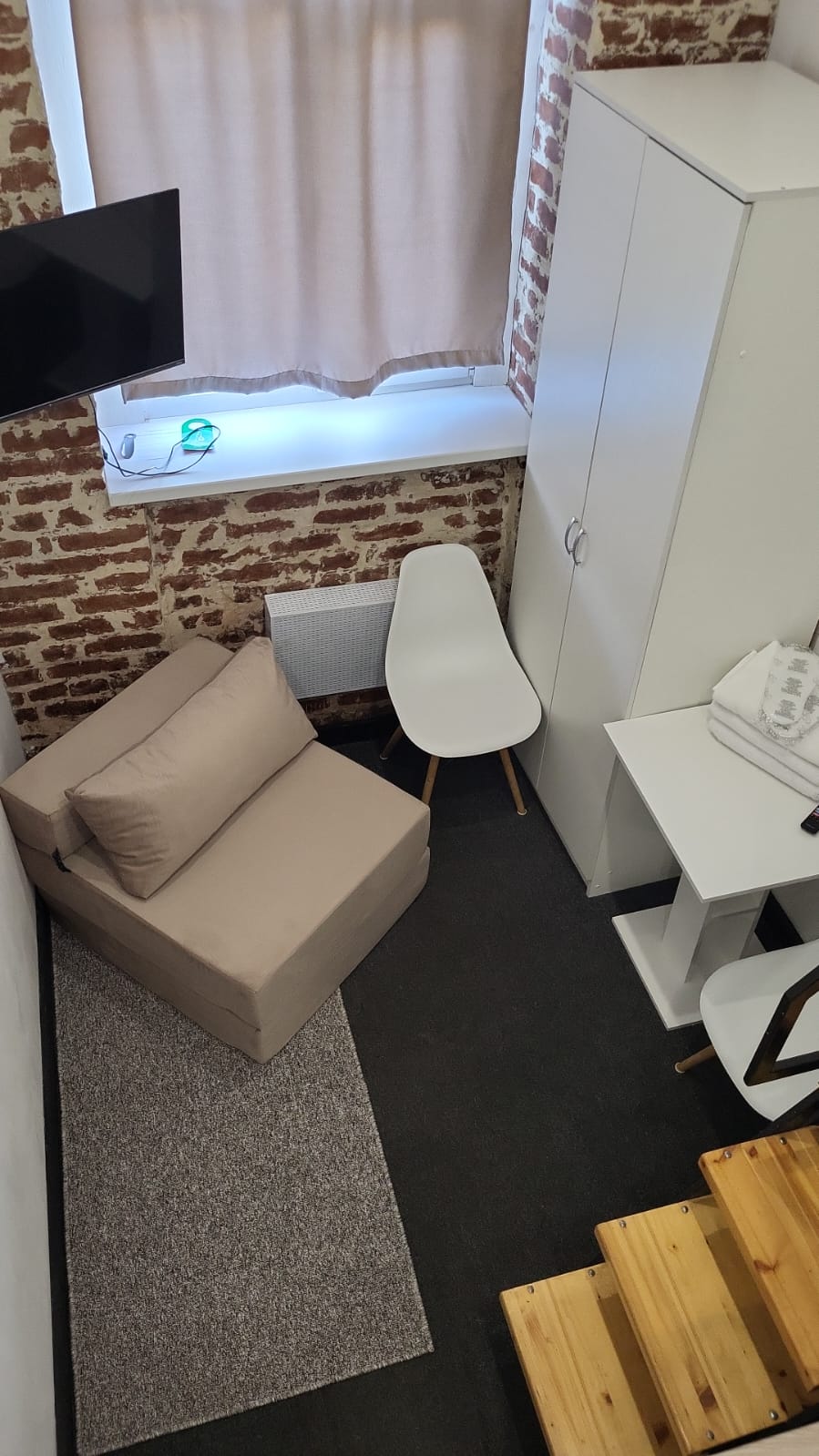 Трехместный номер лофт с двуспальной и раскладным креслом или кроватью