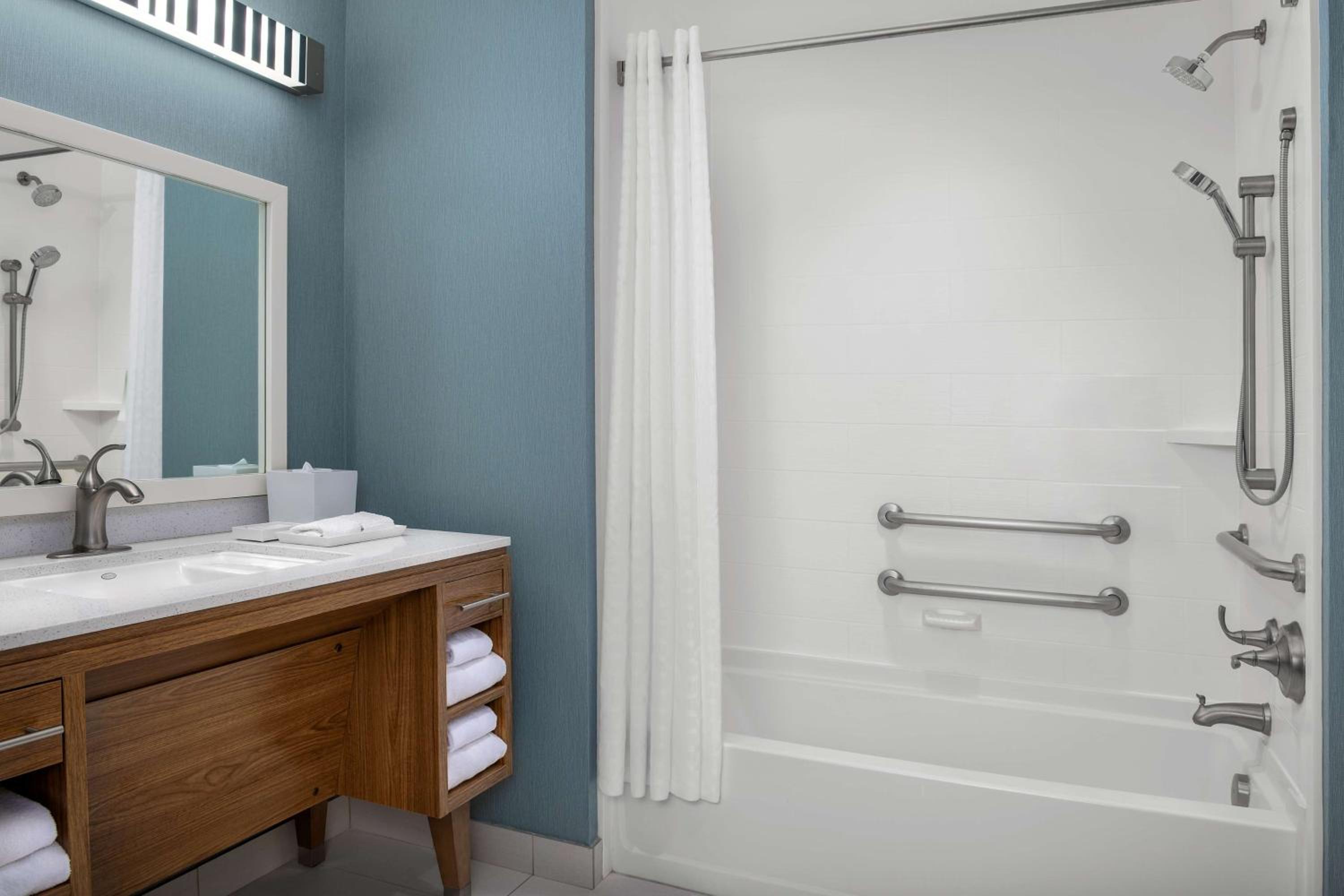 Queen Studio - Mobility and Hearing Access/Non-Smoking