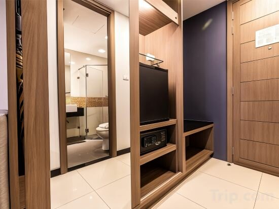 Deluxe Twin Pool View Balcony