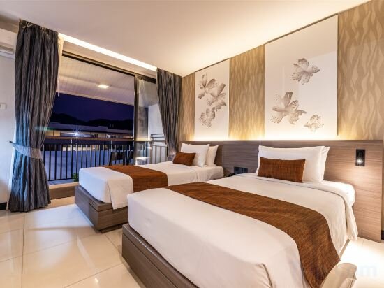 Deluxe Twin Pool View Balcony