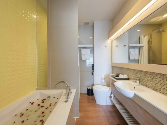 Deluxe Pool Access Room