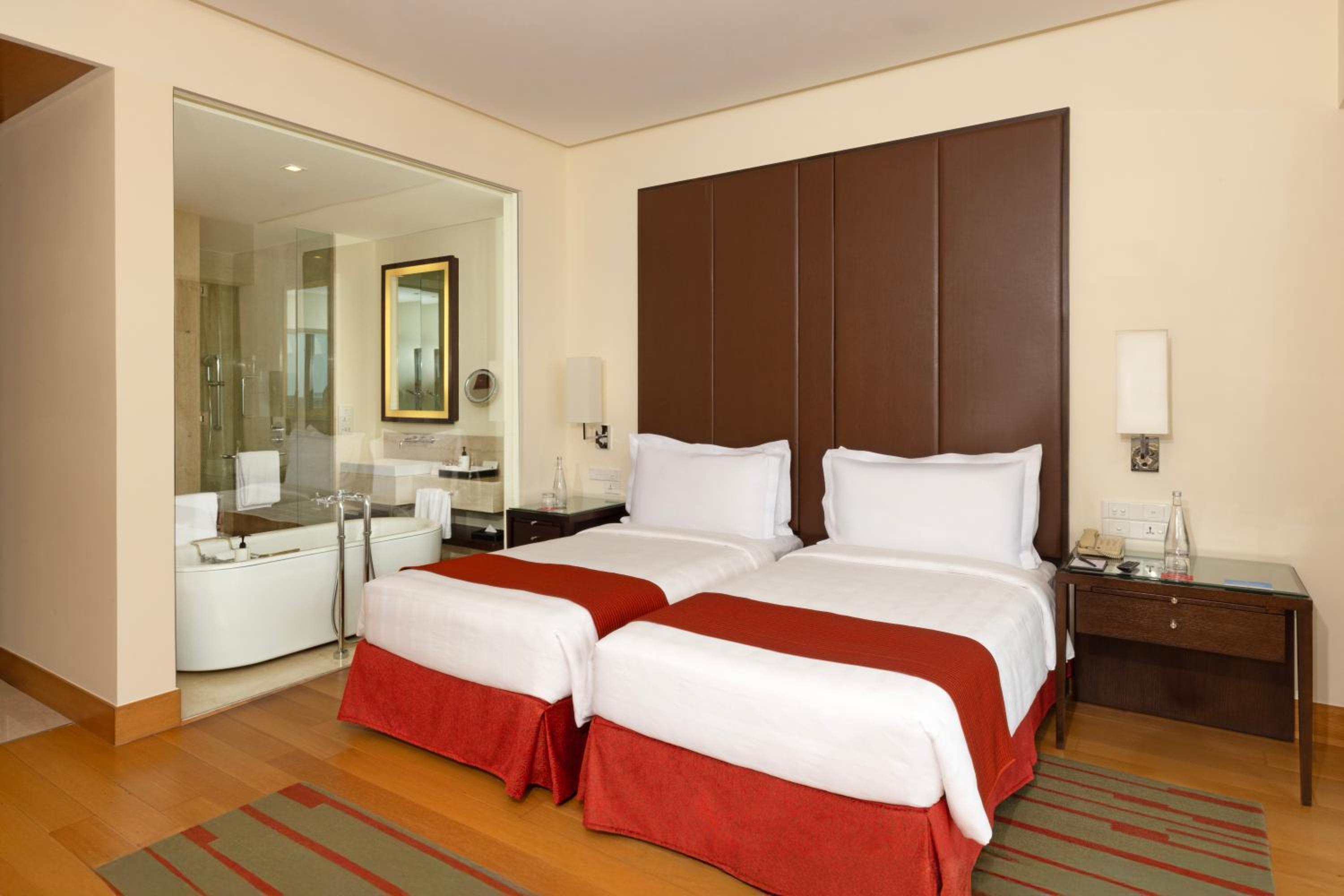 Deluxe City View Room Twin Bed