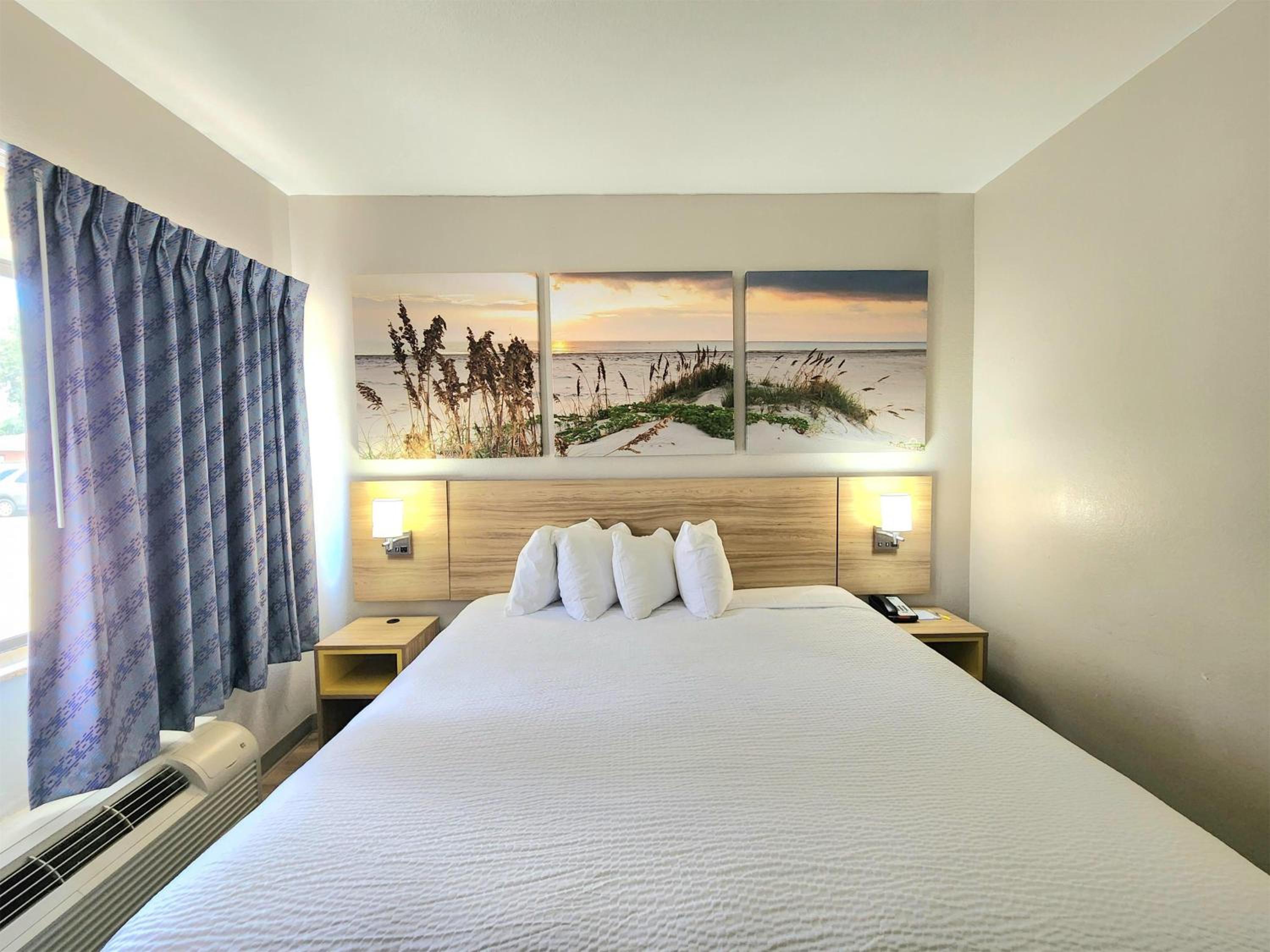 Deluxe King Suite - Non-Smoking