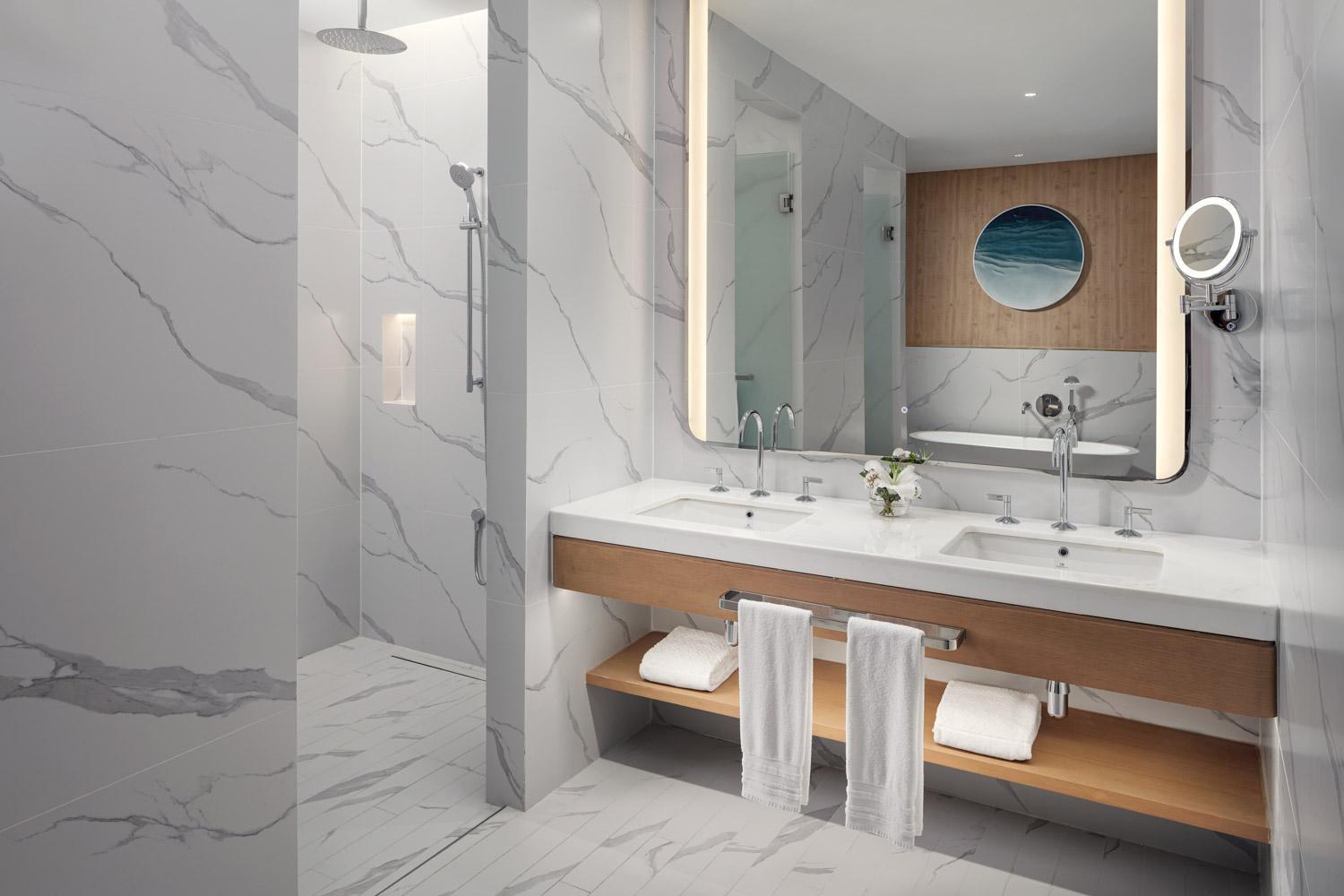 Caroline Astor King Suite with Balcony and Sea View