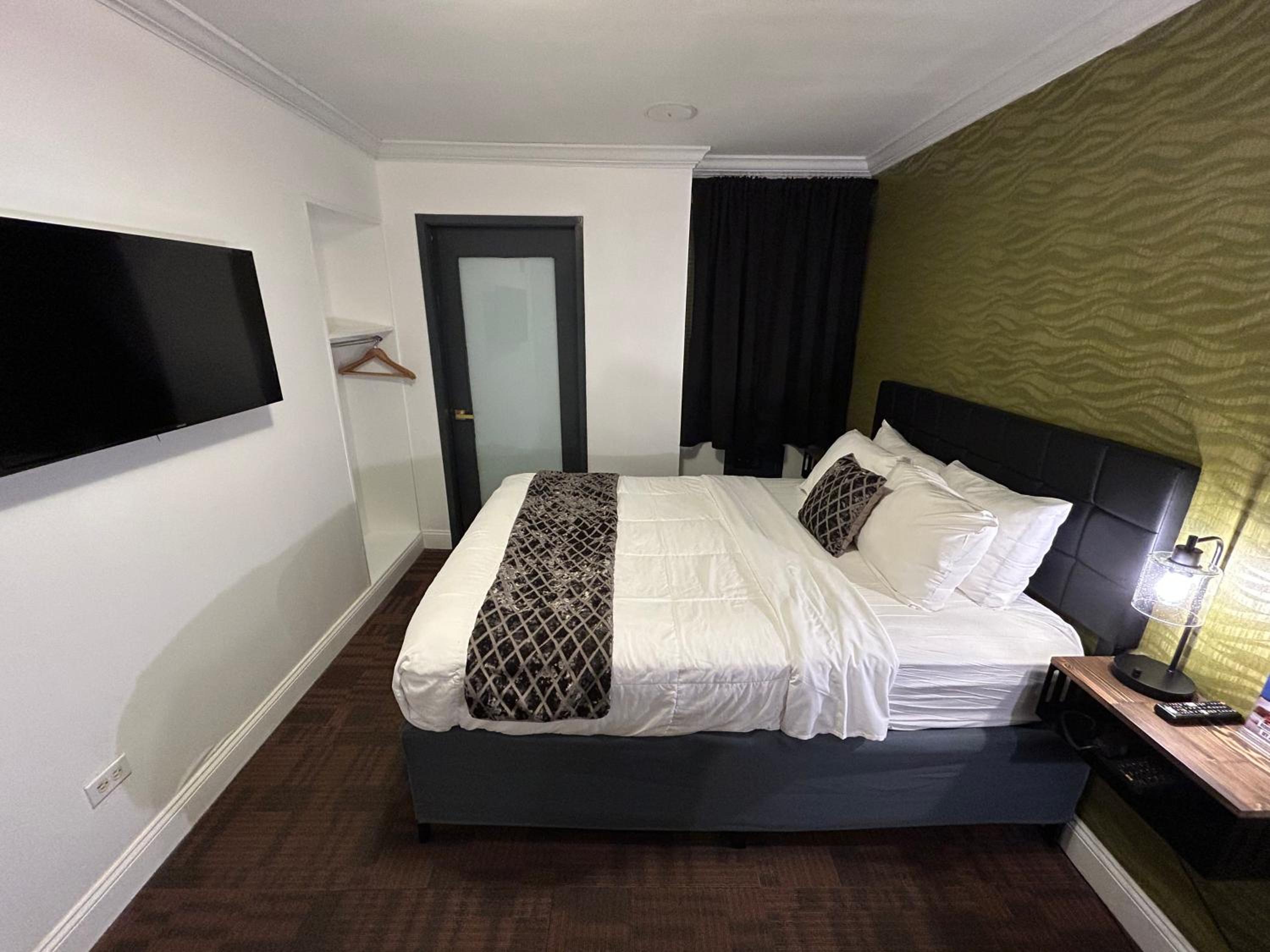 Standard Interior Queen Bed Room (No Exterior Access)