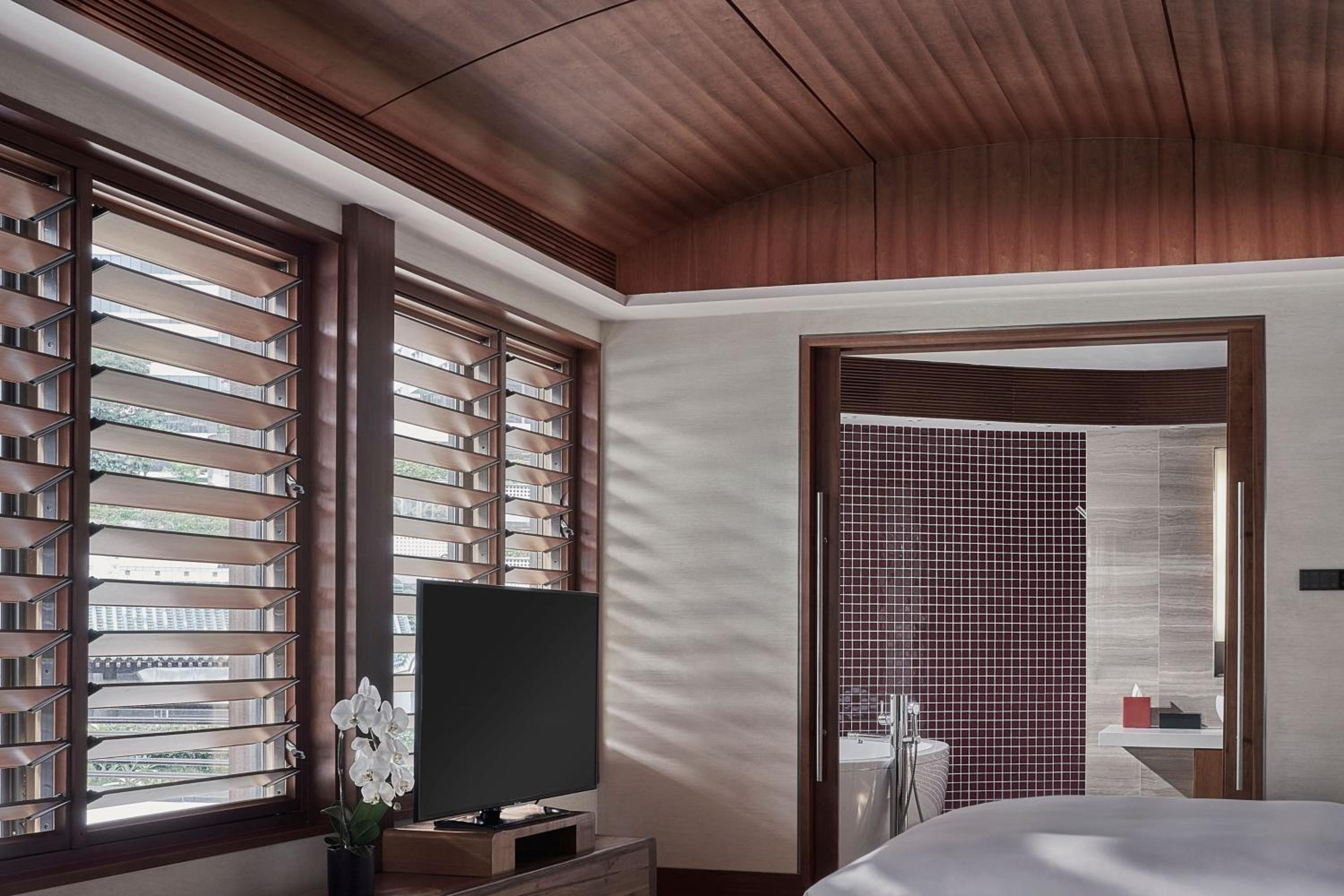 Pool Terrace Premier Suite with Pool Access/Club Lounge Access