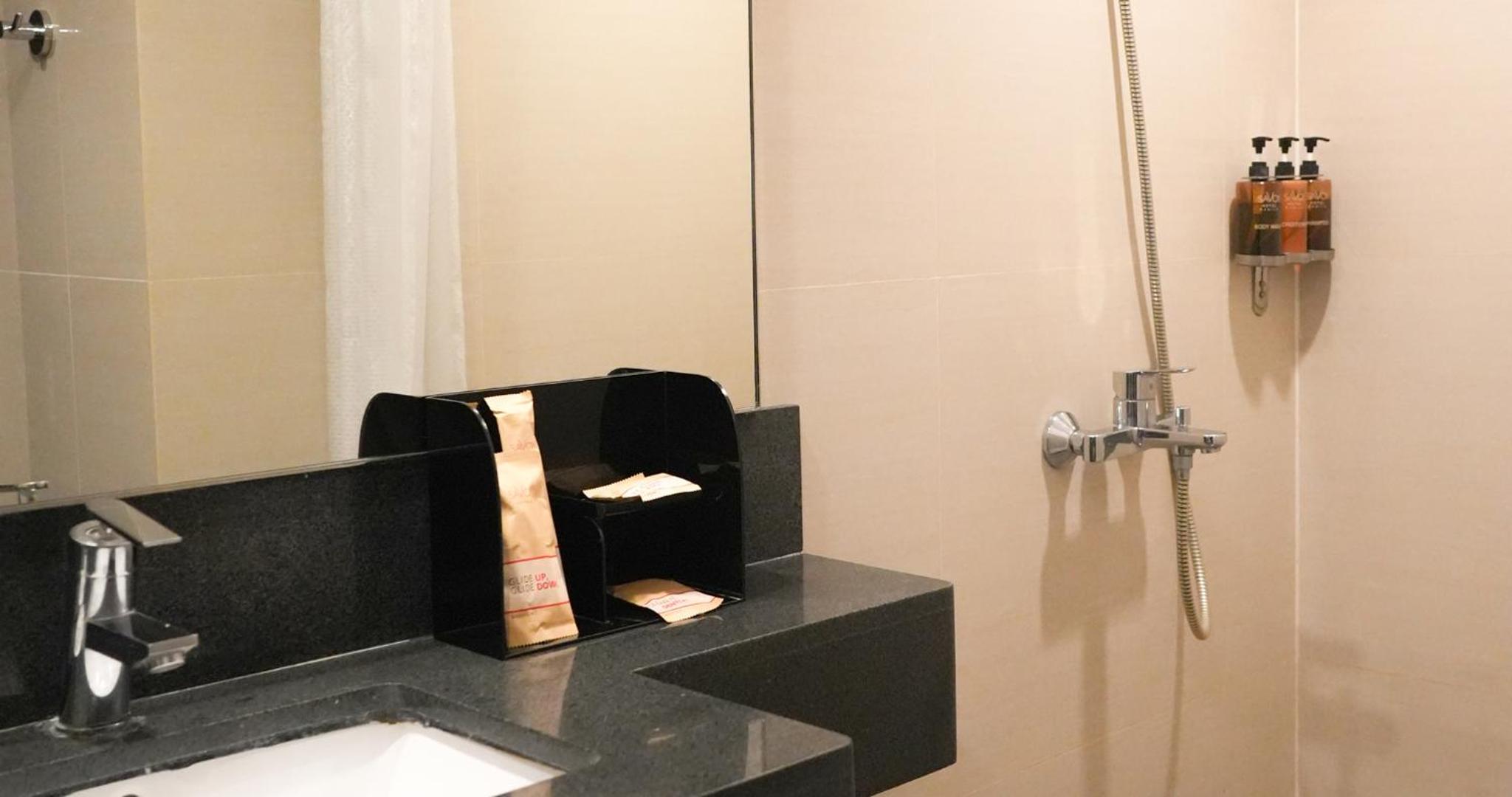 Standard Queen with Airport View