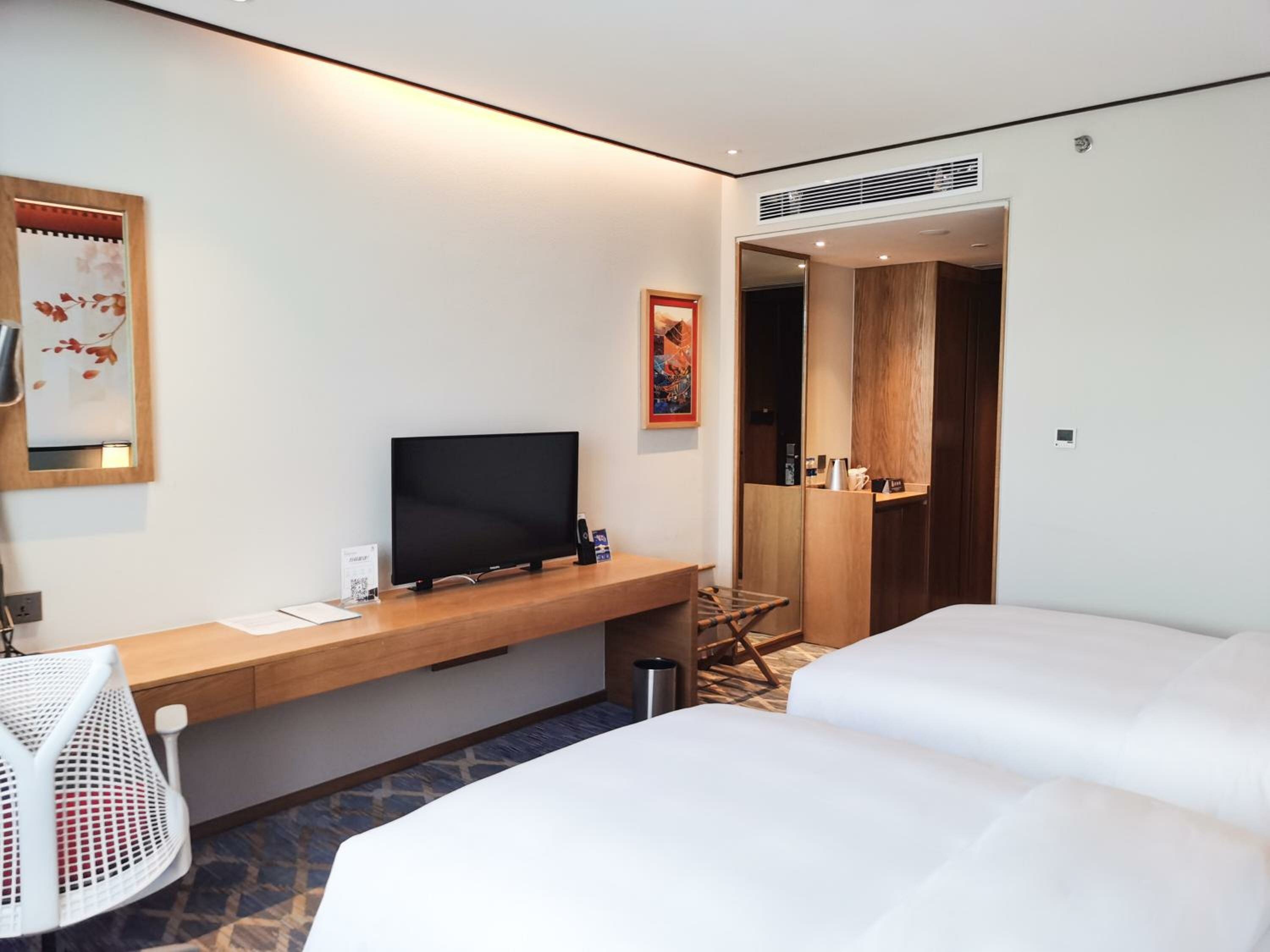 Twin Guest Room with Mountain View