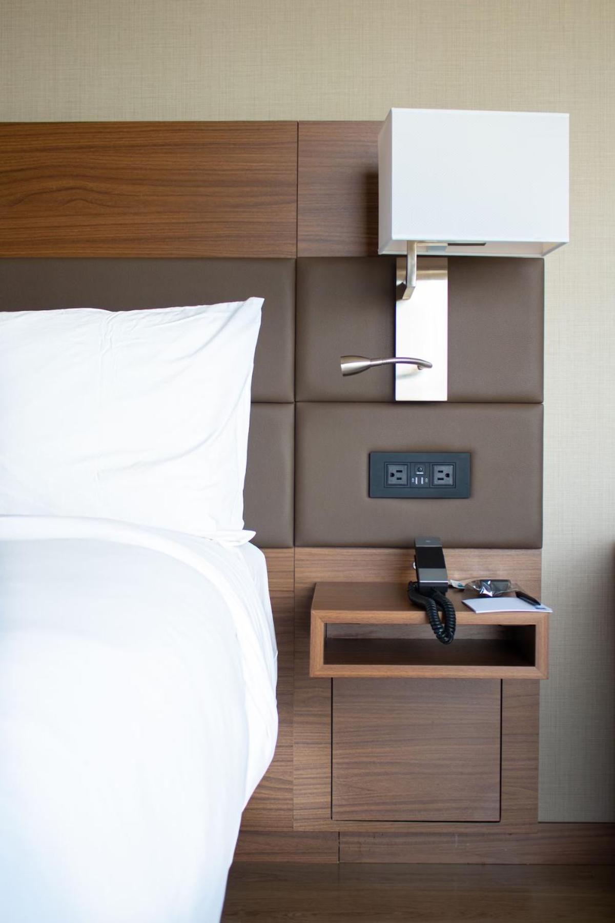 Corner King Room with City View