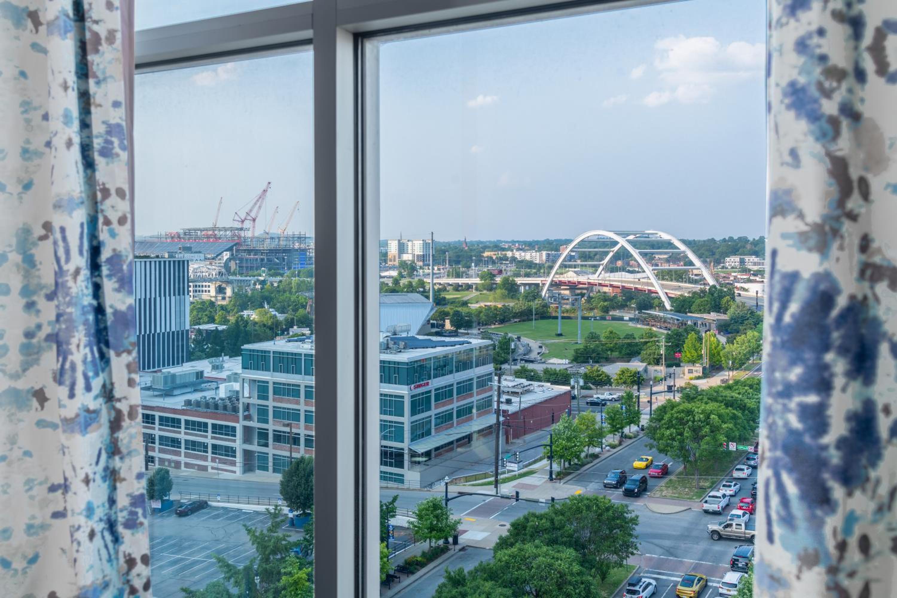 Corner King Room with City View