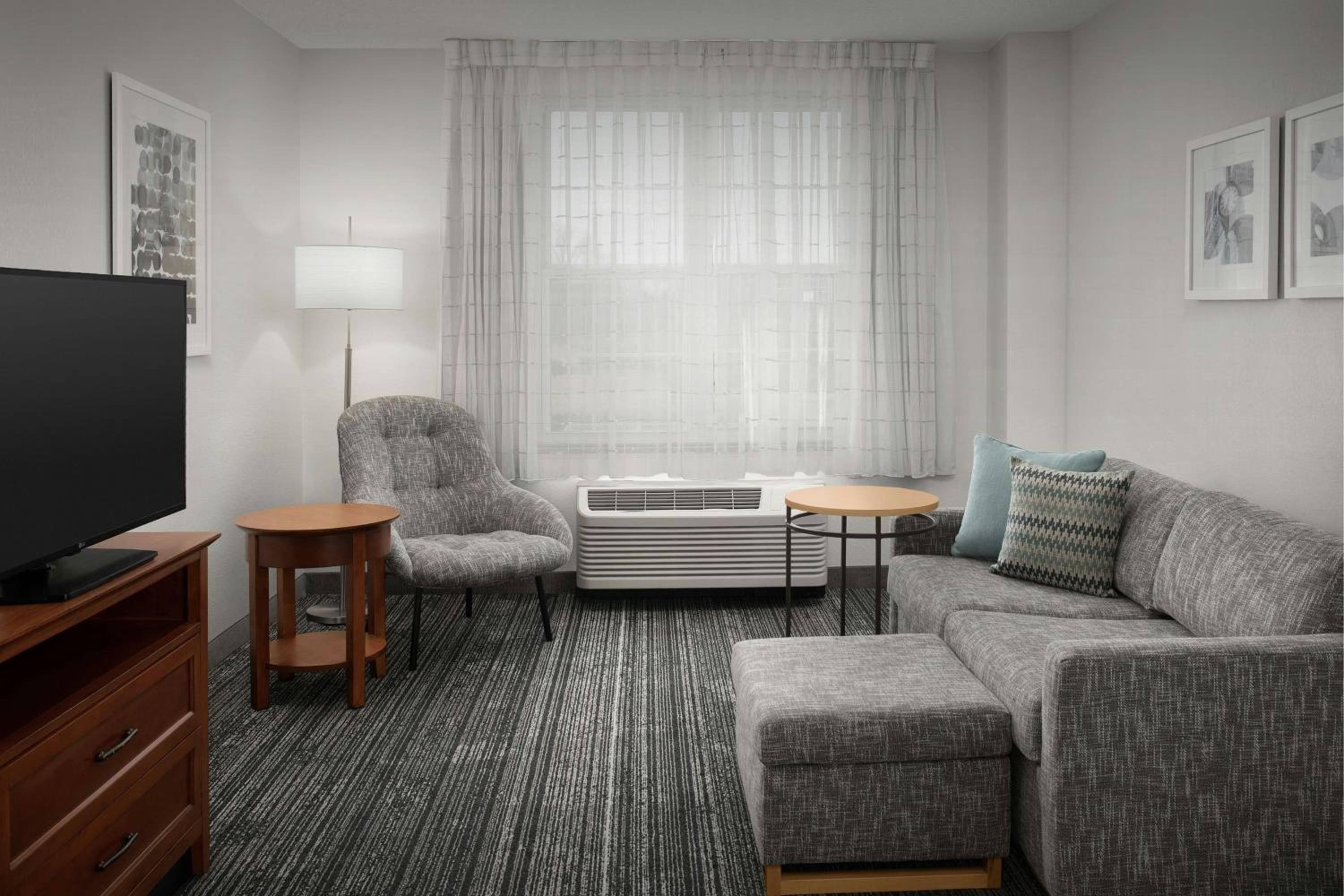 2 Bedroom Suite, Bedroom 1: 1 Queen, Bedroom 2: 1 Queen (Mobility Accessible w/ Tub)