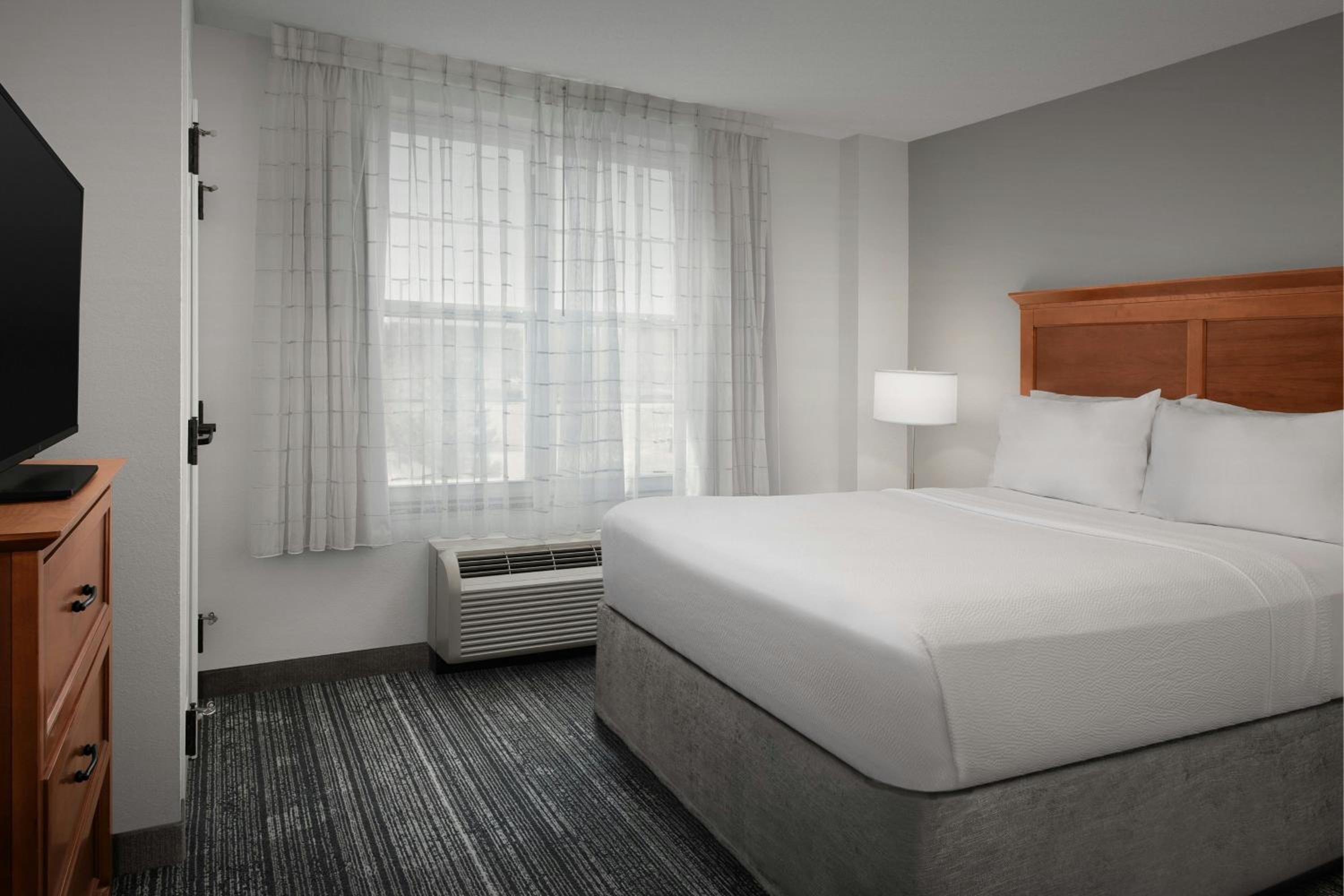 2 Bedroom Suite, Bedroom 1: 1 Queen, Bedroom 2: 1 Queen (Mobility Accessible w/ Tub)