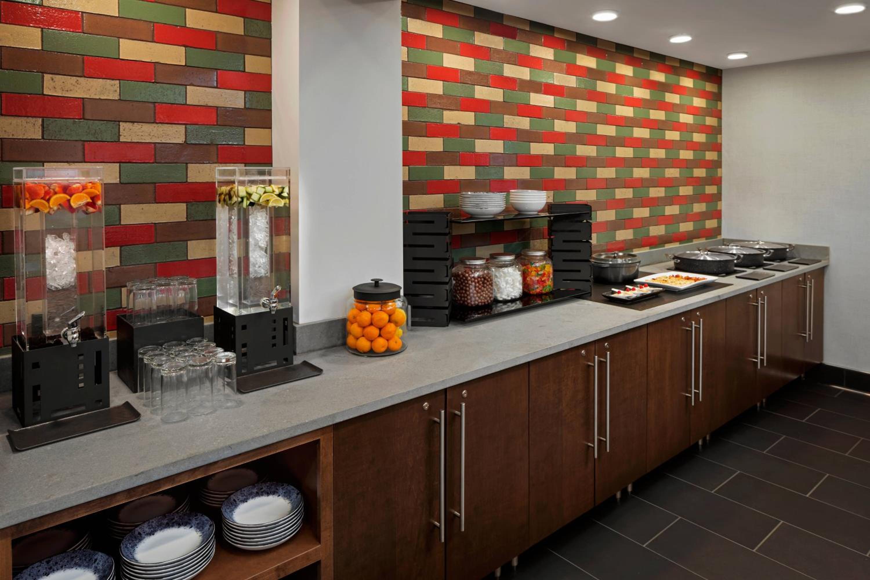 Club lounge access, Guest room, 1 King, Sofa bed (Mobility Accessible w/ Tub)