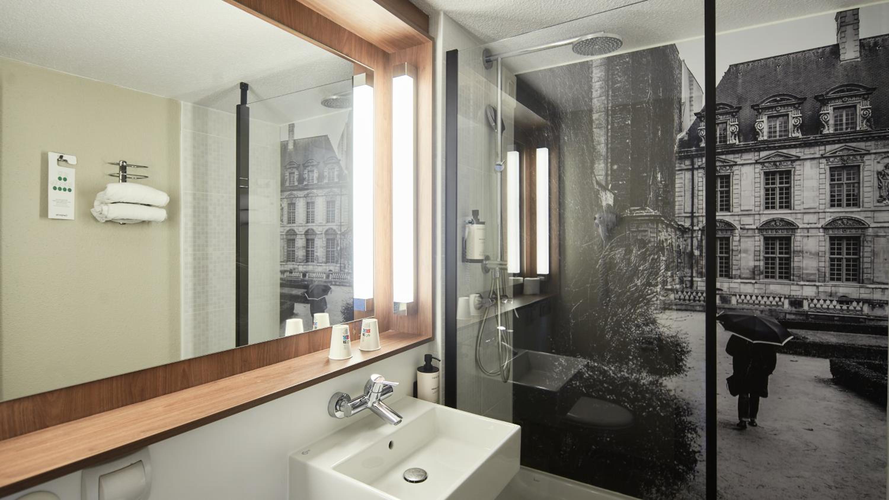 Standard Room - 1 Queen Bed