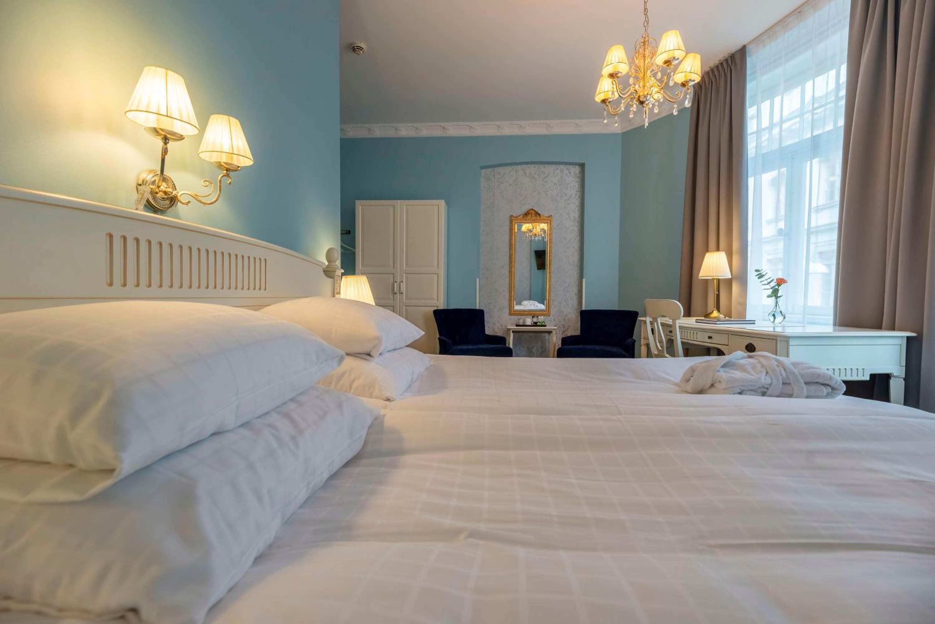 Deluxe King Room with Sofa Bed - Non-Smoking