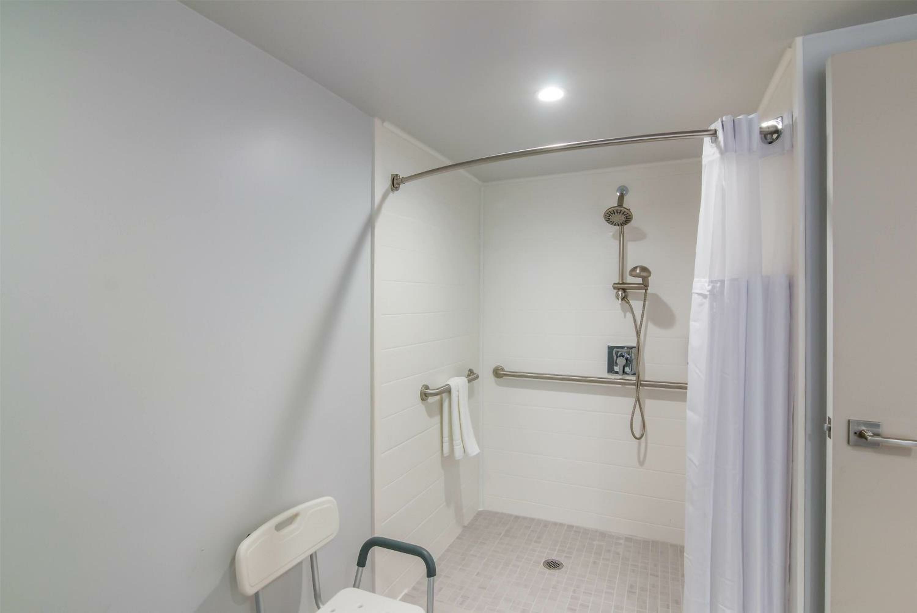 King Room with Mobility/Hearing Access and Roll-In Shower, Non-Smoking