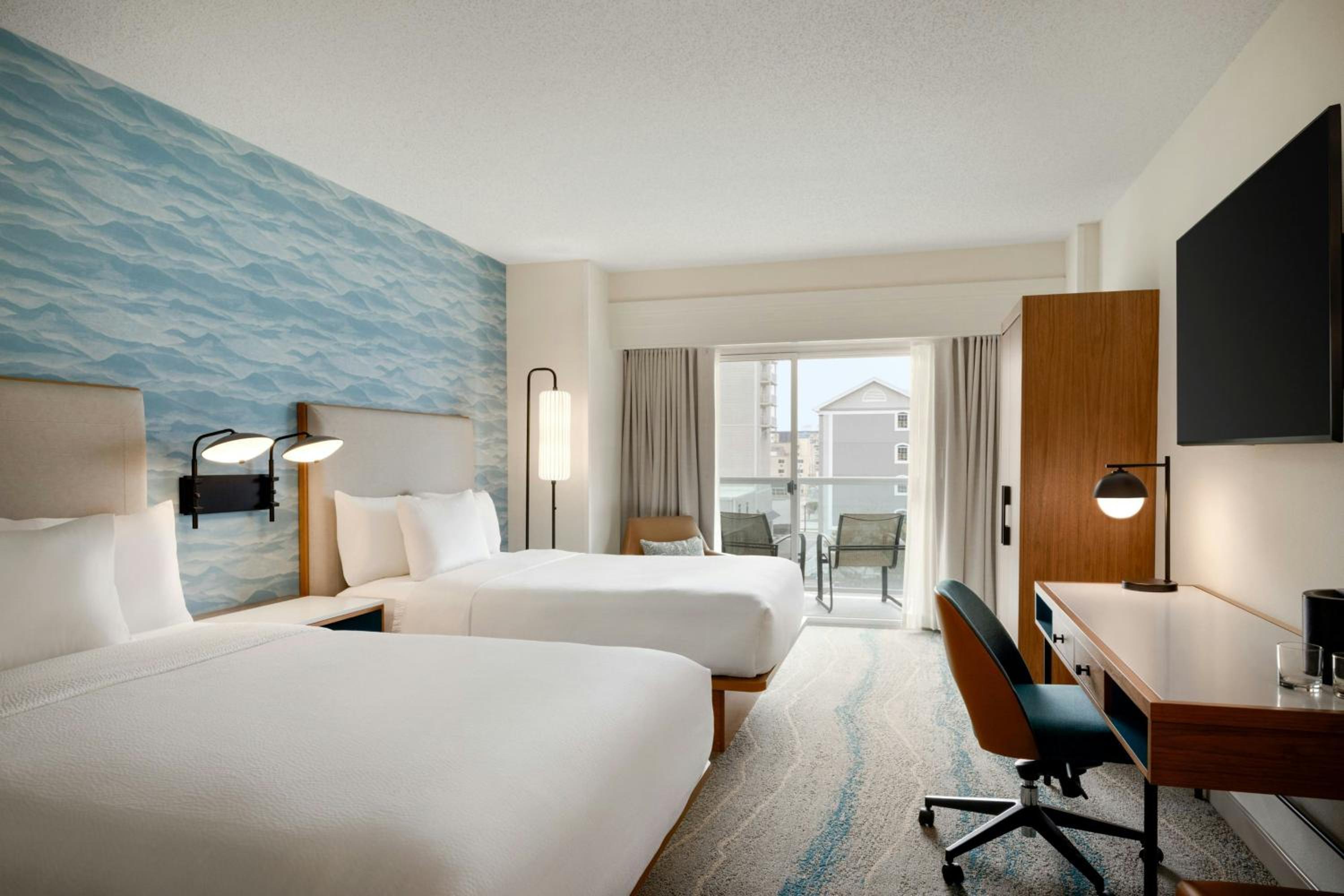 Queen Room with Partial Ocean View and Balcony - Hearing Accessible