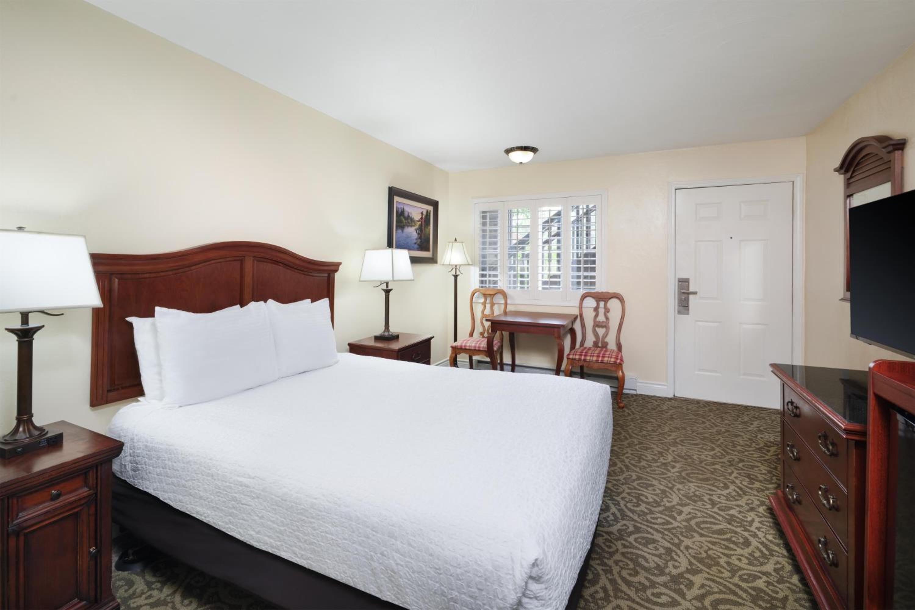 Queen Room with Roll-In Shower - Disability Access