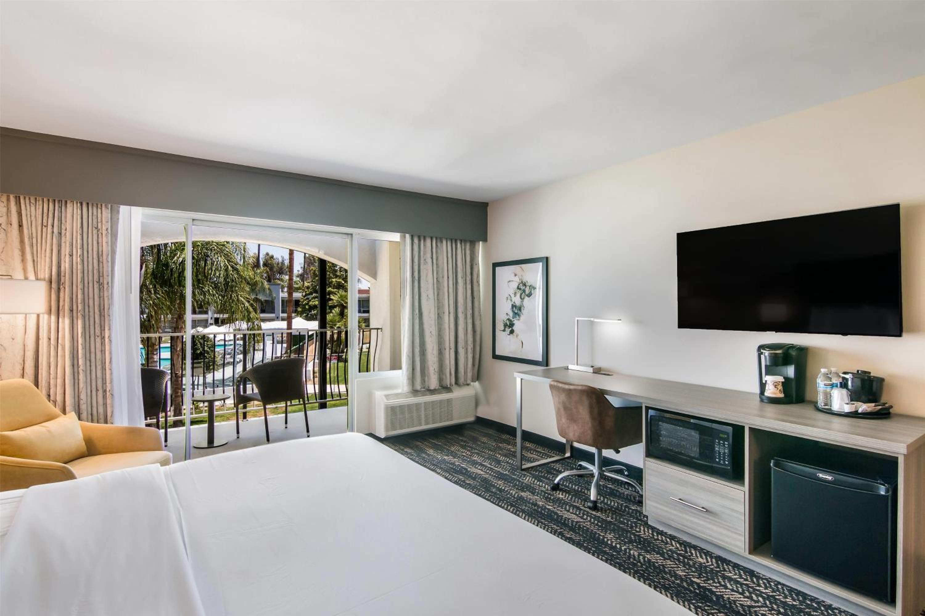 King Room with Pool View - Non-Smoking