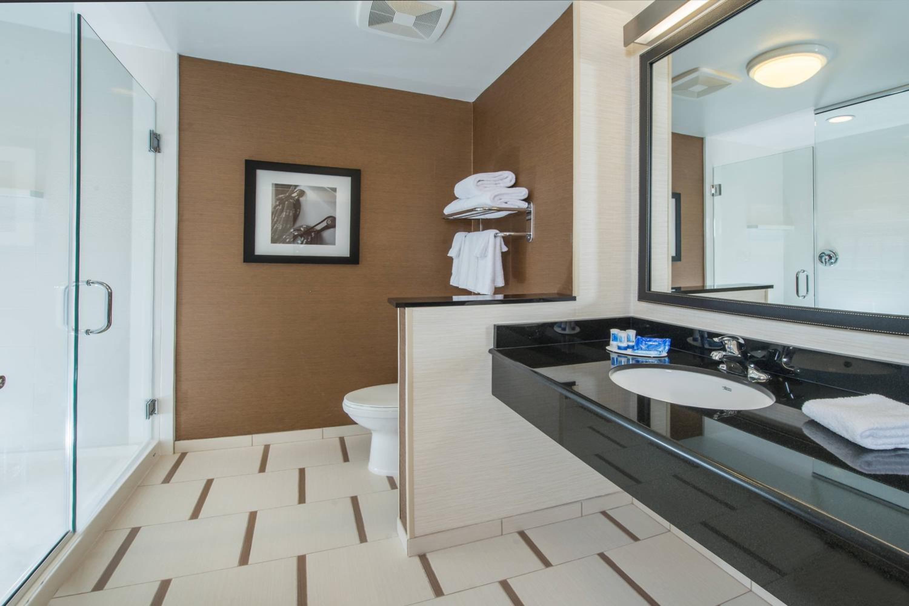 Queen Room with Two Queen Beds and Adapted Tub - Mobility Accessible