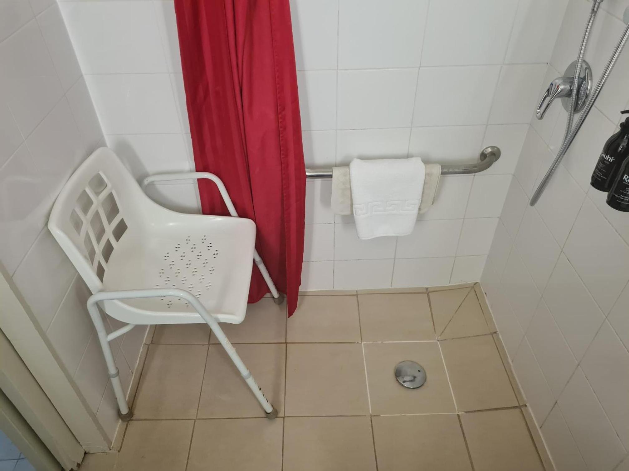 Superior Accessible 1 King or 2 Singles