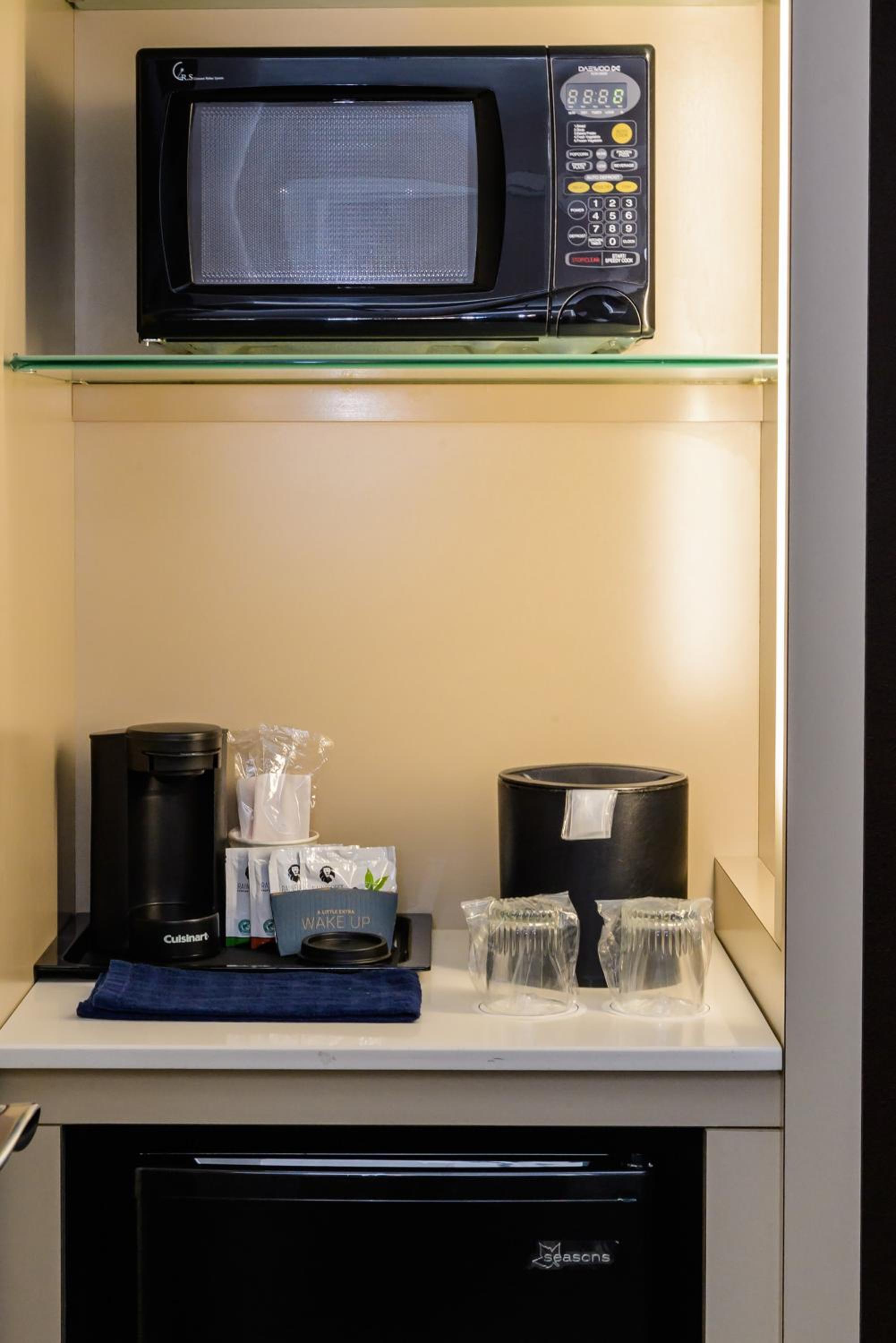 King Studio with Sofa Bed and Adapted Tub - Mobility and Hearing Accessible